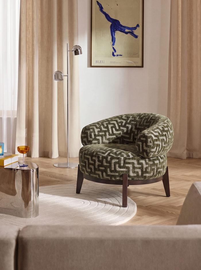 Fauteuil en tissu moss labyrinth et bois