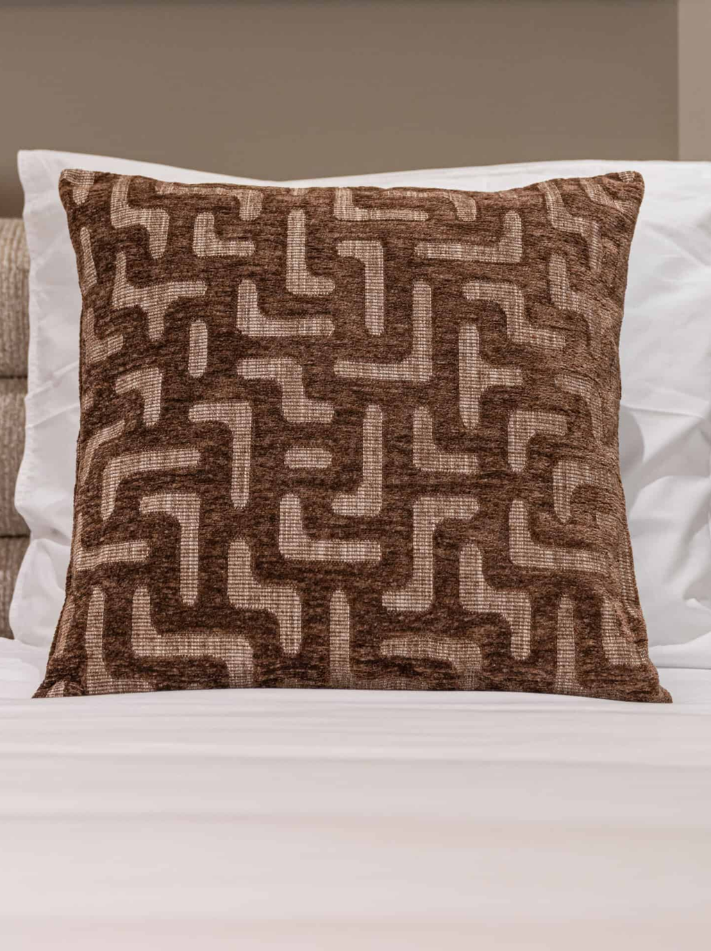 Coussin motif labyrinthe marron