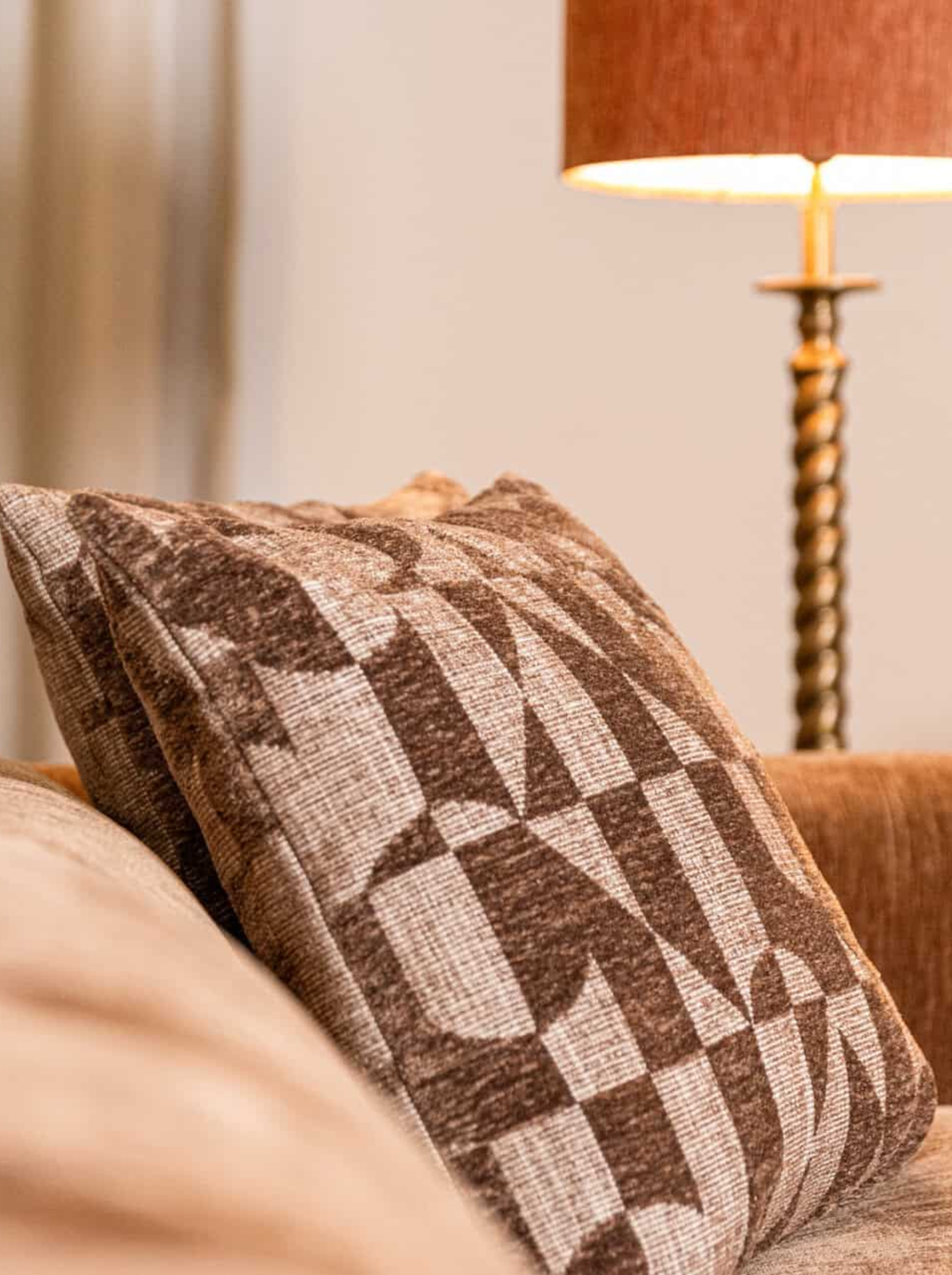 Coussin motif géométrique marron