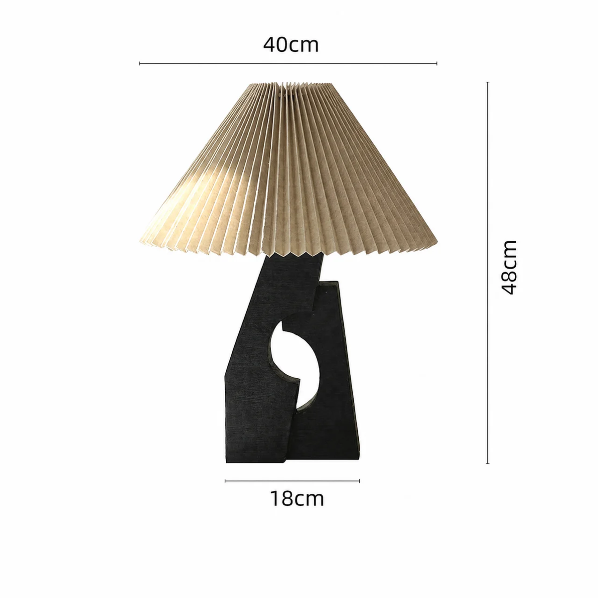 Lampe de table en bois sculpté et tissu plissé