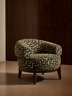 Fauteuil en tissu moss labyrinth et bois
