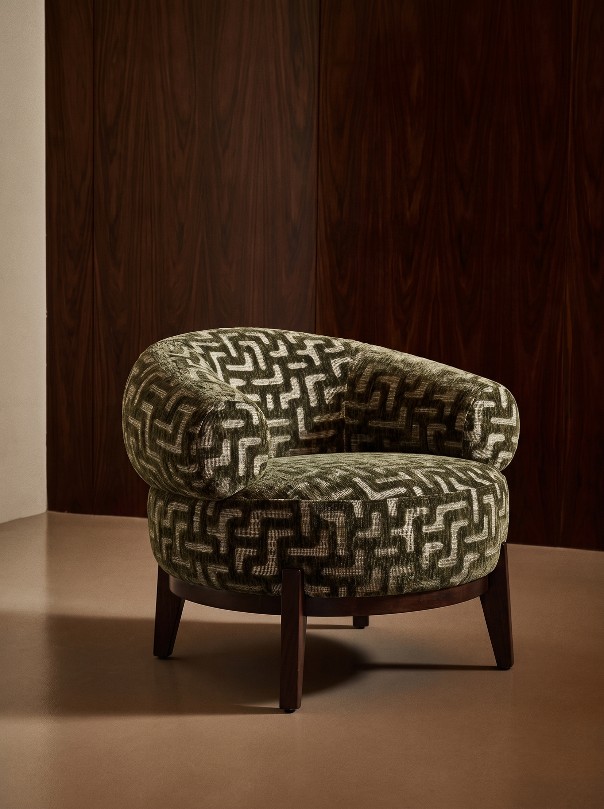 Fauteuil en tissu moss labyrinth et bois