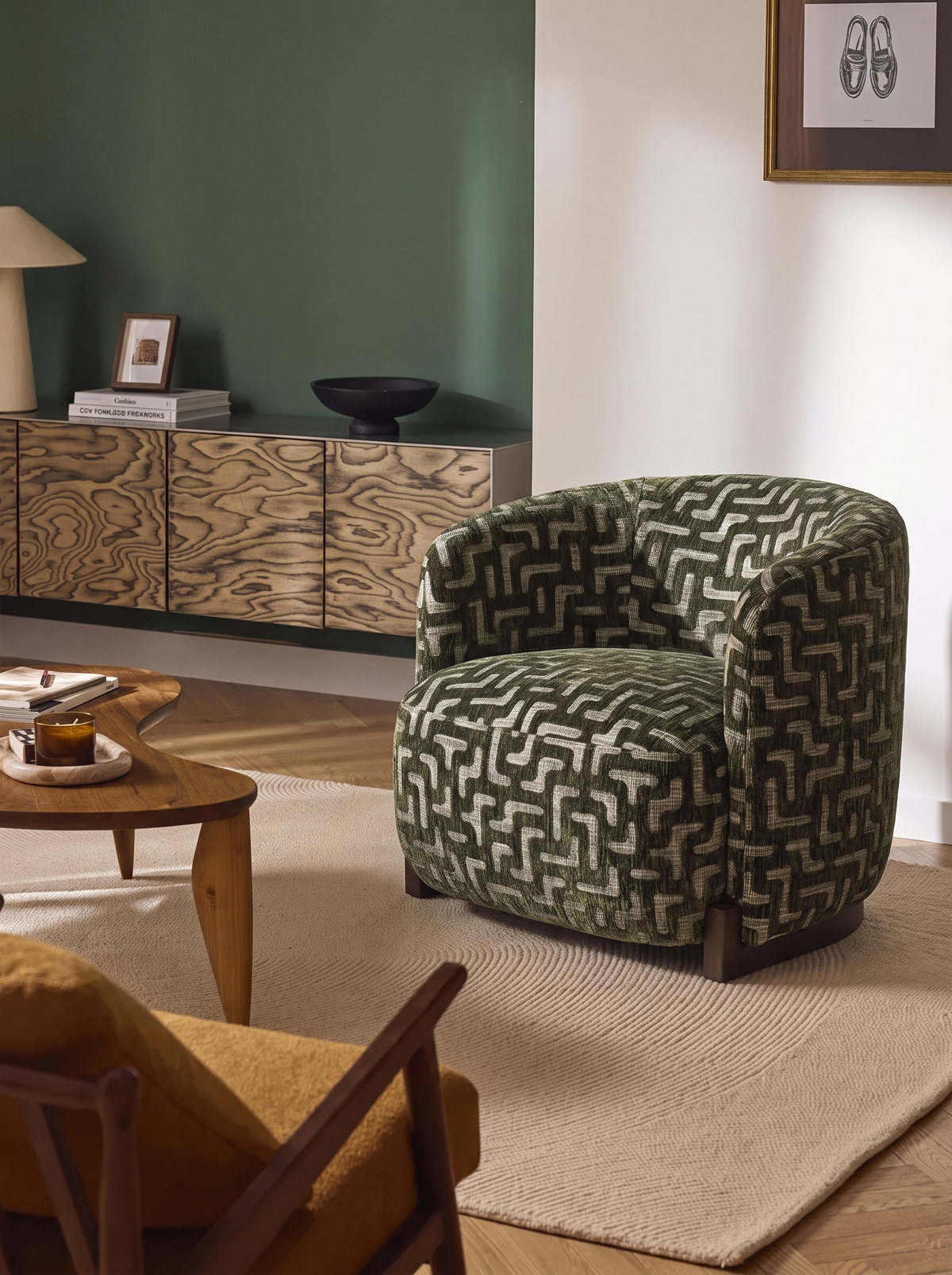 Fauteuil en tissu moss labyrinth et bois