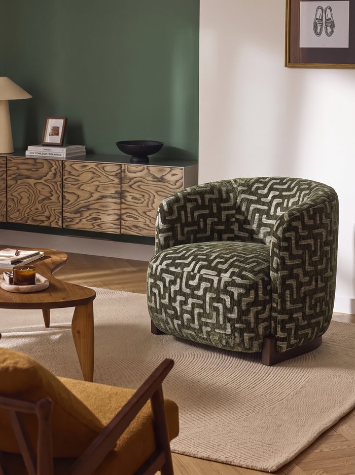 Fauteuil en tissu moss labyrinth et bois