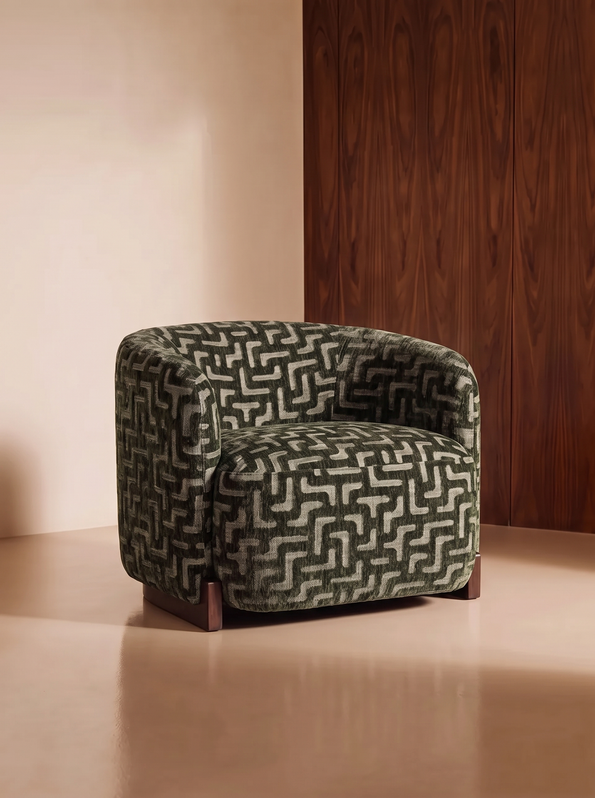 Fauteuil en tissu moss labyrinth et bois