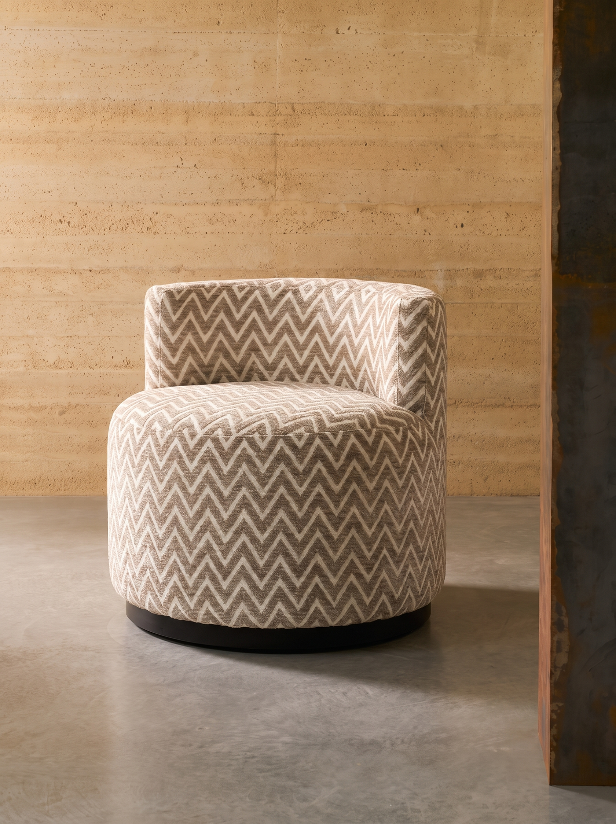Fauteuil en tissu sand chevron et métal