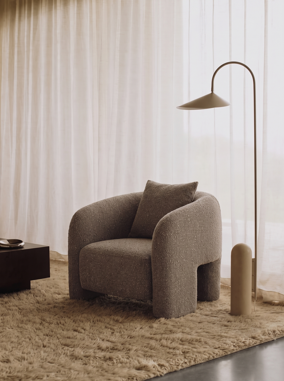 Fauteuil en tissu mocca chunky et bois