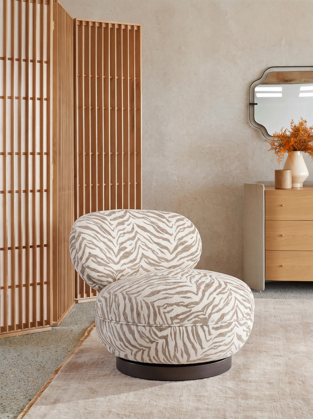 Fauteuil pivotant en tissu beige tiger et bois