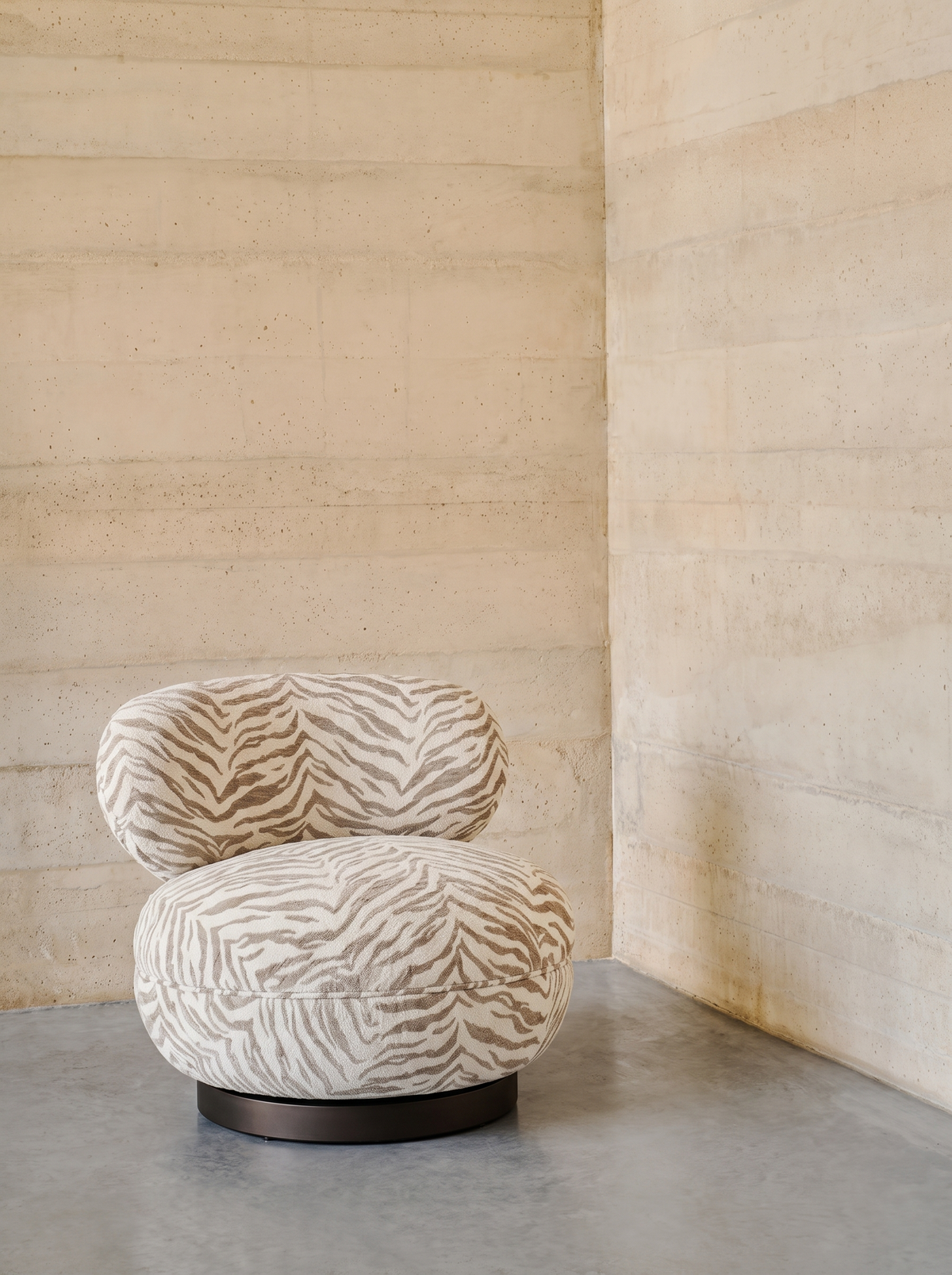 Fauteuil pivotant en tissu beige tiger et bois