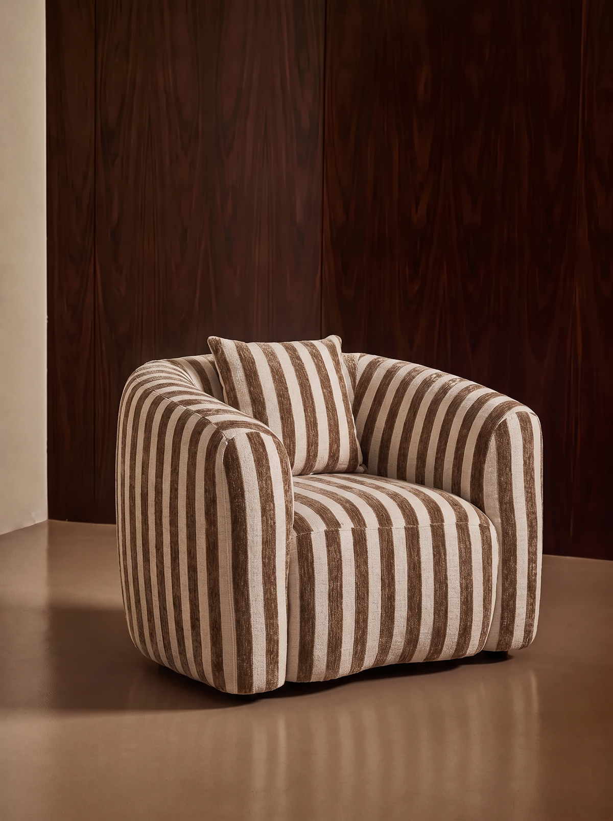 Fauteuil en tissu stripes sand et bois