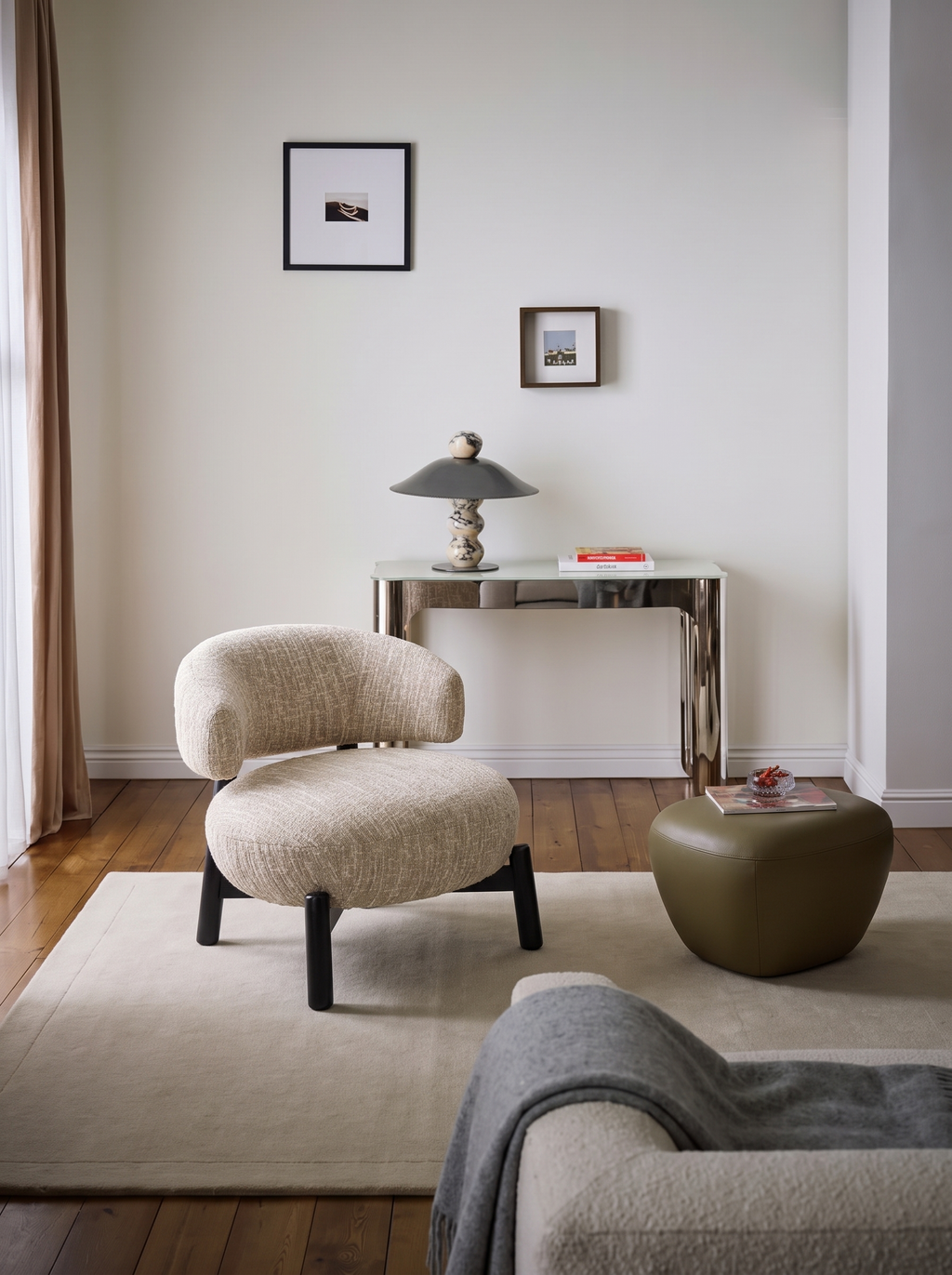 Fauteuil en tissu beige angora et bois