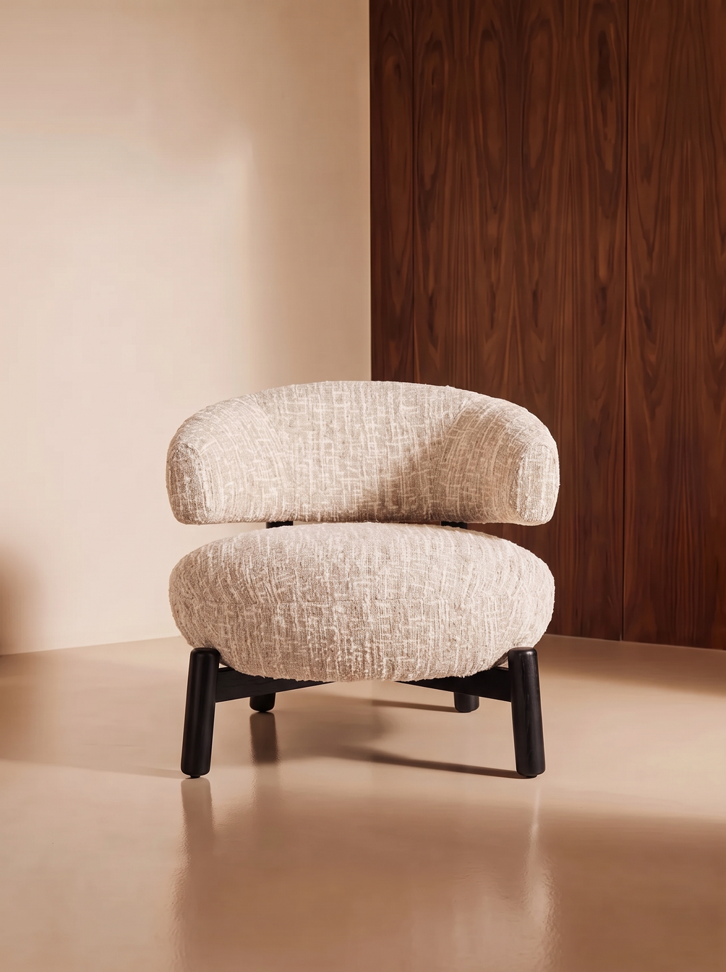 Fauteuil en tissu beige angora et bois