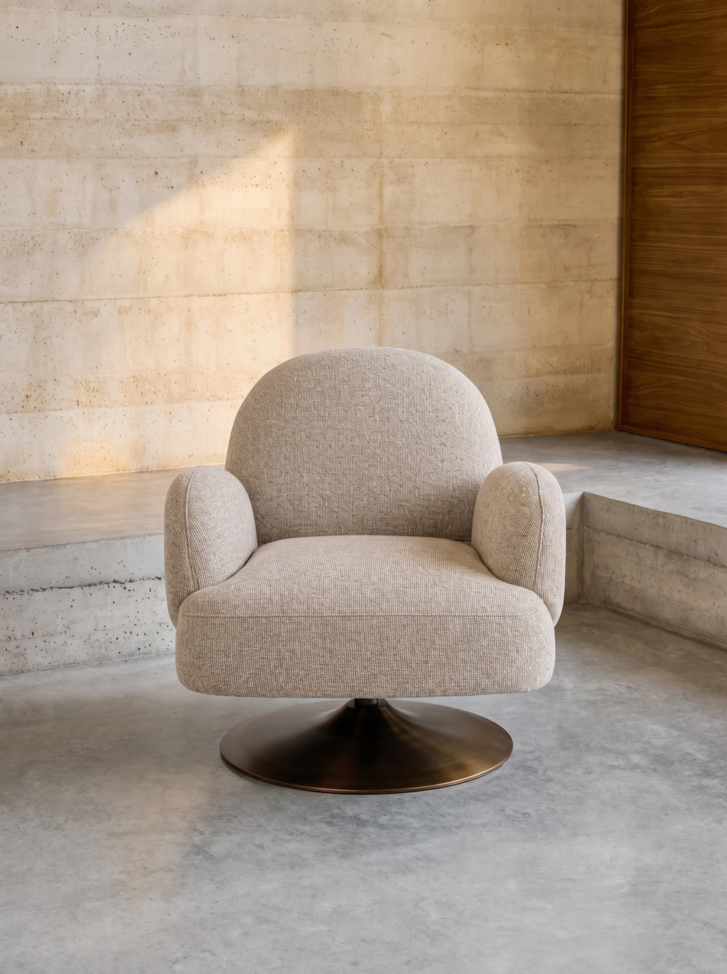 Fauteuil pivotant en tissu biscotti et bois