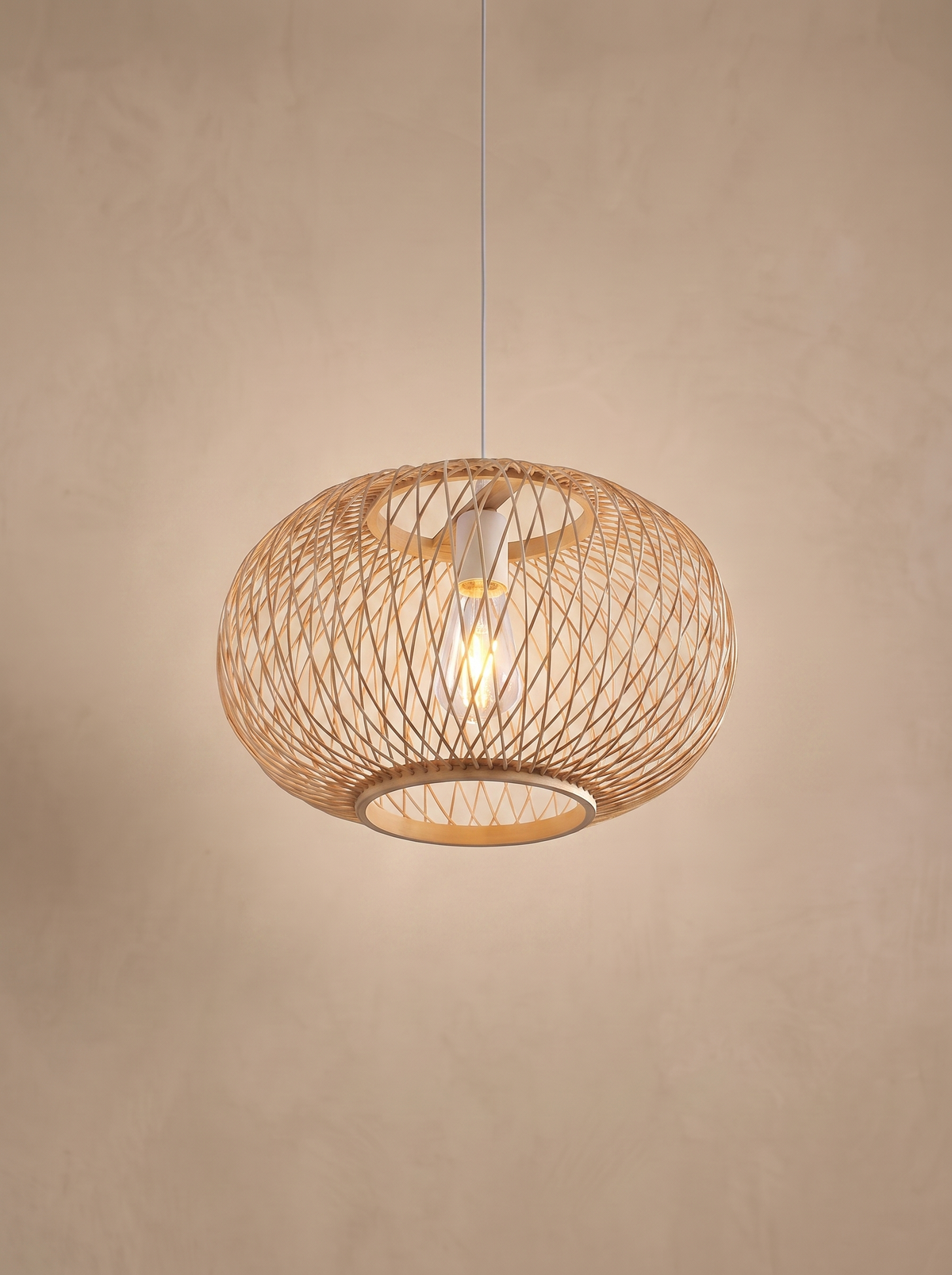 Suspension diffusante en rotin et acrylique
