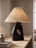 Lampe de table Kaelo en bois sculpté noir avec abat-jour conique plissé beige