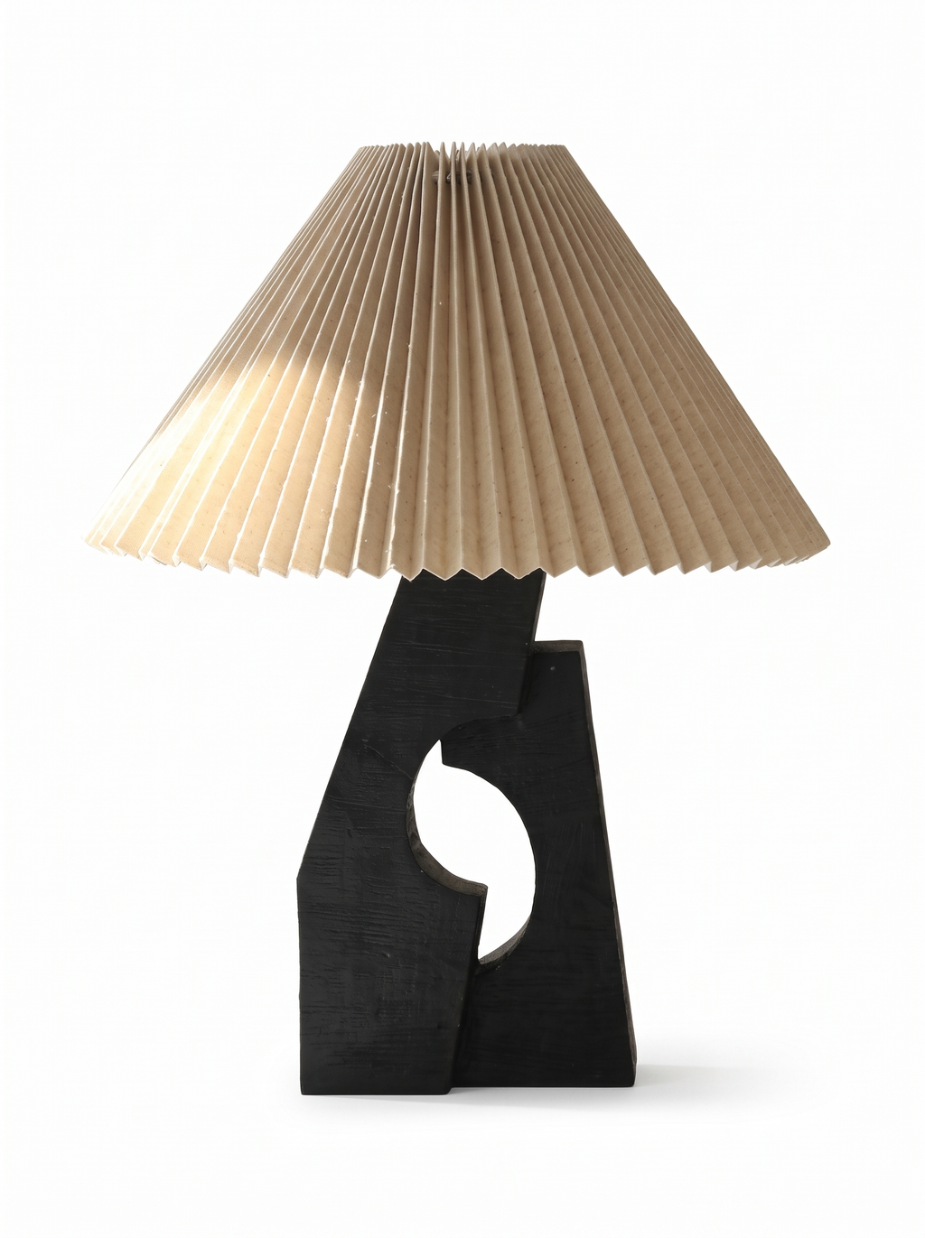 Lampe de table en bois sculpté et tissu plissé