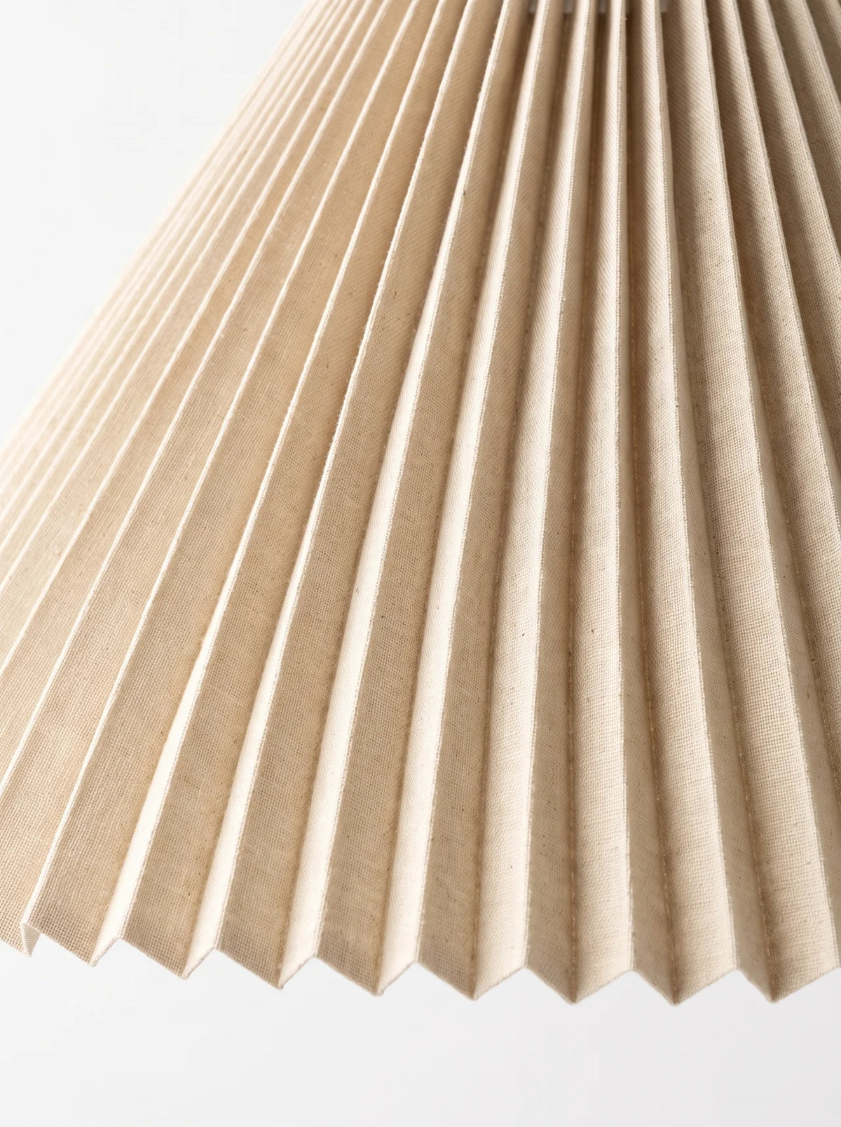 Lampe de table en bois sculpté et tissu plissé