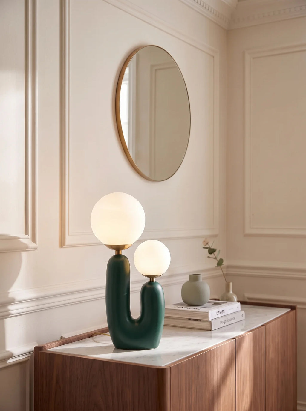 Lampe de table Ulla en céramique vert forêt avec deux globes en verre opalin et bagues en laiton
