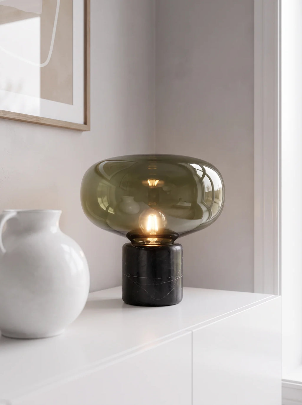 Lampe de table Solvane, globe en verre soufflé teinté olive sur socle en marbre noir