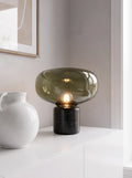 Lampe de table Solvane, globe en verre soufflé teinté olive sur socle en marbre noir